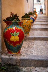 Pots en terre cuite dans les rues de Cefalu en Sicile