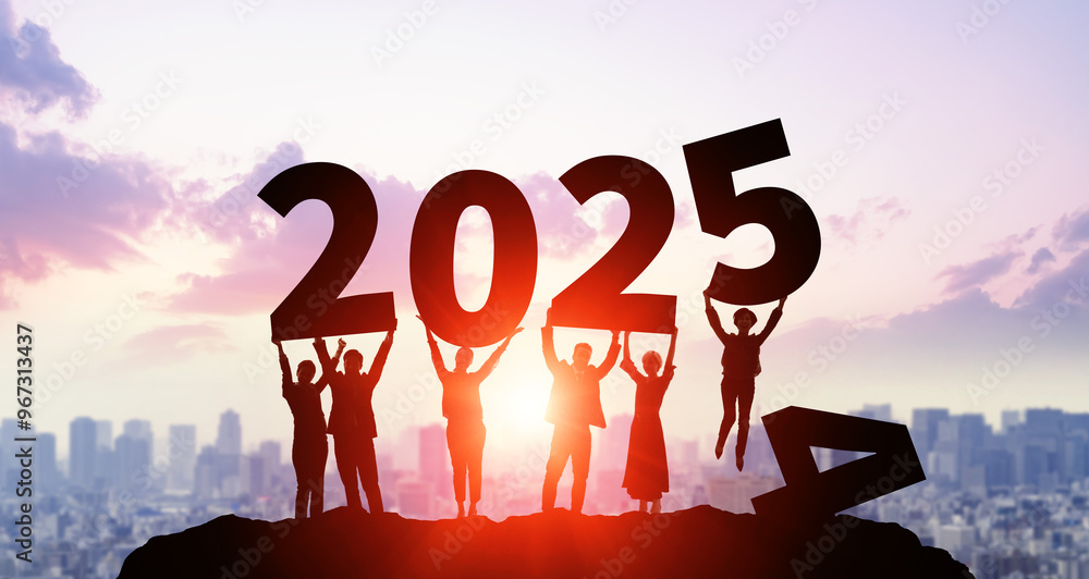 Aufkleber 2025年の新年号を掲げる人々　ビジネス向け2025年新年イメージ　令和七年年賀状素材