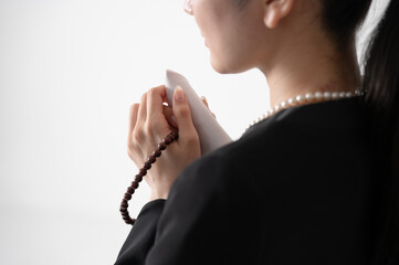 喪服を着た女性