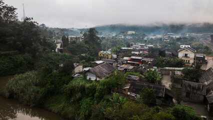 Obraz premium Aerial view of lush Andasibe village in Madagascar during misty morning hours
