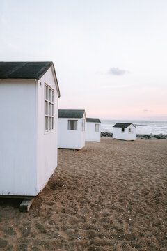 Badeh&auml;user am Strand von L&oslash;nstrup in D&auml;nemark bei Sonnenunterang
