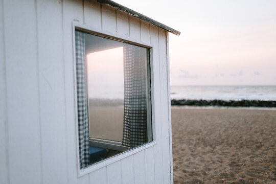 Badehaus am Strand von L&oslash;nstrup in D&auml;nemark bei Sonnenunterang