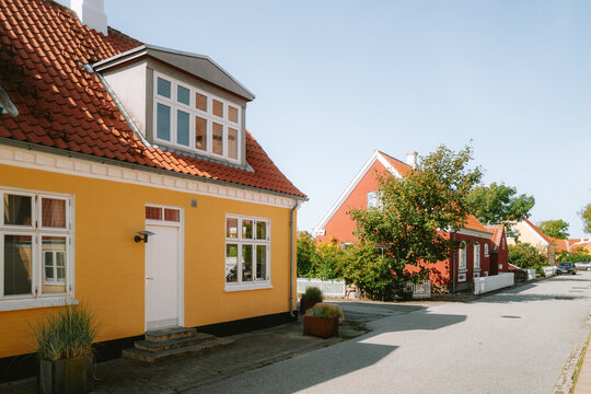 Stra&szlig;en von Skagen mit typischen gelben H&auml;usern