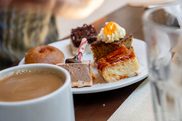 Talerz pełen ciasta, tureckie słodycze, obok kawa