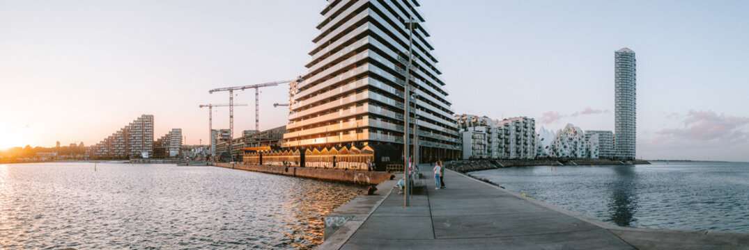 Stadtteil Aarhus &Oslash; bei Sonnenuntergang
