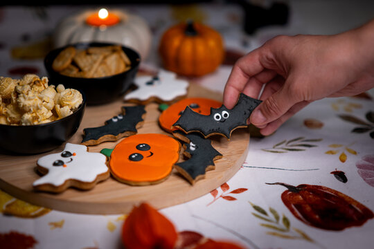Halloween-themed cookies in ghost and pumpkin shapes. Delicious and spooky, perfect for a night of fun!