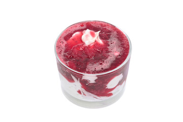 Izolowany deser z czerwonych owoców, truskawki ze słodką śmietanką i mascarpone