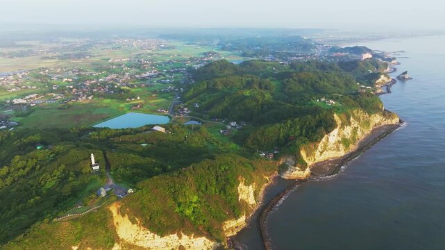 夜明けの太東埼灯台と太東岬（千葉県いすみ市）