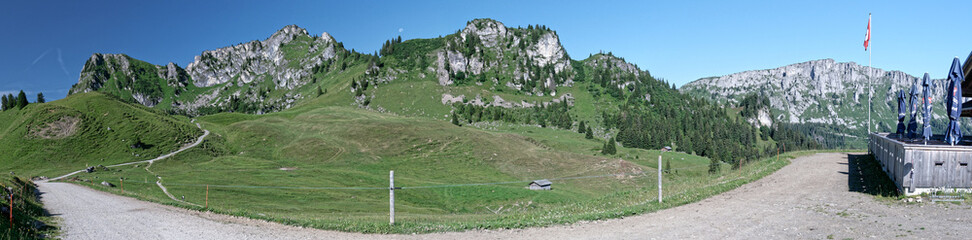 Naklejka premium Vue panoramique du restaurant et des montagnes avoisinantes à Seebergsee en Suisse