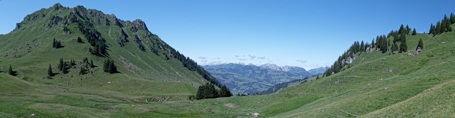 Fototapeta premium Magnifique vue panoramique des montagnes avoisinantes à Seebergsee en Suisse