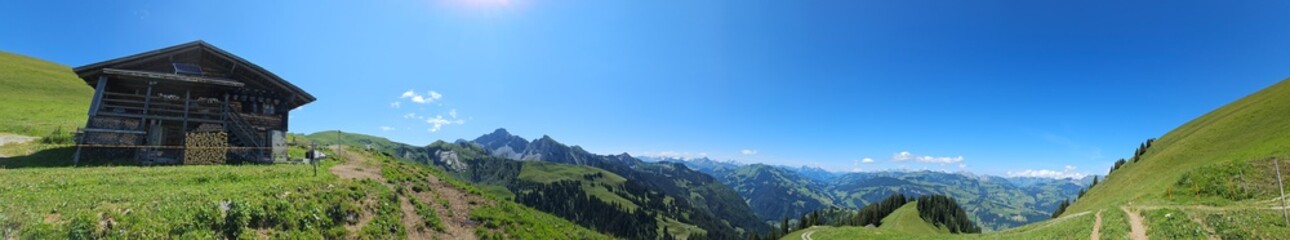 Vue panoramique d'une estive et des montagnes avoisinantes à Seebergsee en Suisse