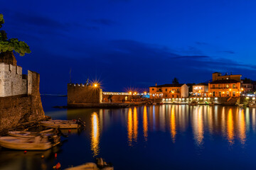 Obraz premium Lights reflecting water at the port of Nafpaktos in Greece. 