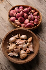 shallots and garlic in white wooden tray. Allium ascalonicum. allium sativum