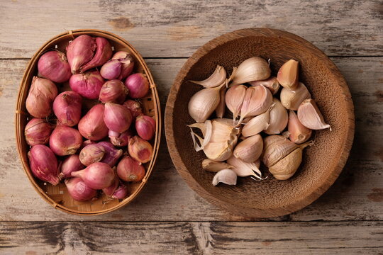shallots and garlic in wooden bowl. Allium ascalonicum. allium sativum