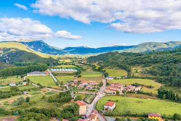 Naklejka premium Landscape view showcasing the lush greenery and serene countryside of Frías, Spain on a bright, sunny day
