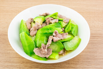 A dish of home-cooked dish: stir-fried loofah with meat