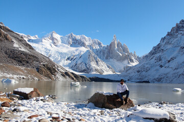 Persona en un lago nevado haciendo turismo