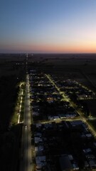 Pueblo de noche desde el aire