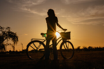 Contraluz de chica en bicicleta