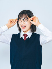 制服を着て眼鏡をかけた女子学生のポートレート