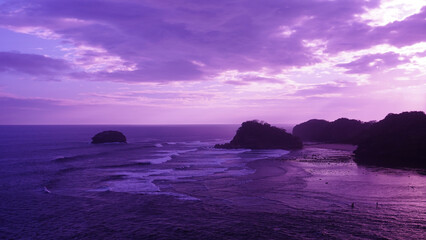 Obraz premium sunset on the beach in purple