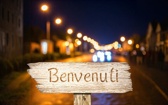 Cartello di benvenuto nella cittadina illuminata di notte