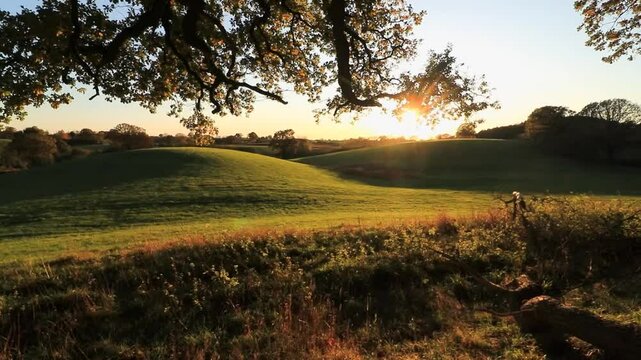 H&uuml;gellandschaft bei Sonnenuntergang im Herbst.