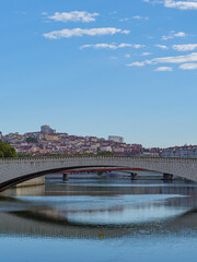Naklejka premium une vue de la colline de la Croix-rousse à Lyon (France) avec en premier plan la Saône et le pont Bonaparte, ciel bleu et quelques nuages
