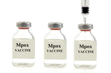 Concept vaccin variole du singe avec trois flacons de vaccin dont un percé avec une seringue en...