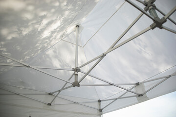 Tent construction. White tent. Tent roof. Mechanism for tensioning the fabric.