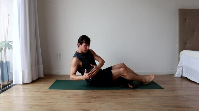 homem fazendo exercicios f&iacute;sicos para abdomen em casa 