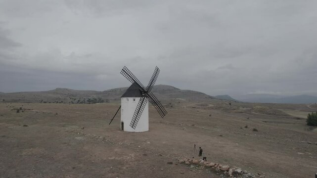 Molino de viento viejo blanco vista a&eacute;rea