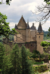 Aussicht auf die Burg Vianden in Luxemburg vom Premium-Wanderweg Nat'Our Route 5 in der Nähe der...