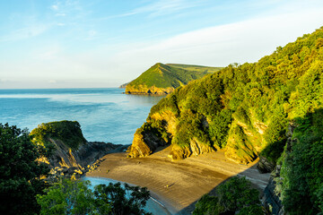 Ein fantastischer Sonnenuntergang an der Küste von North Devon bei Watermouth - Vereinigtes...