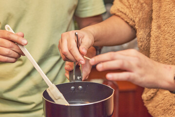 Process of making homemade candles with different aromas