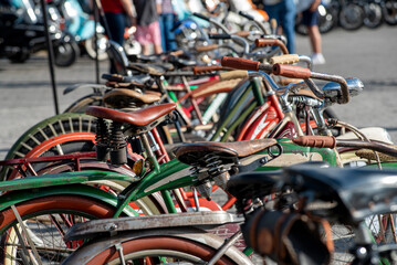 Fototapeta premium fila de bicis, llanta de bicicleta, rines, ruedas, transporte, viaje, transporte personal, ciudad, parrilla, asientos