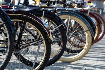 Obraz premium fila de bicis, llanta de bicicleta, rines, ruedas, transporte, viaje, transporte personal, ciudad, parrilla
