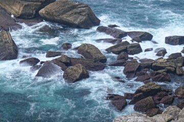 Fototapeta premium waves crashing on rocks