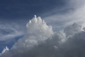 Dramatische Schönwetterwolken steigen auf