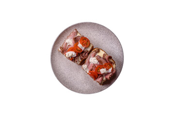 Sandwich with brioche bun, roast beef, tomatoes, stracciatello