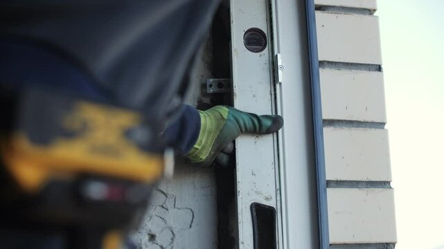 Installation of plastic windows master uses level