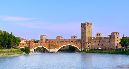 Obraz premium The Scaliger Bridge, also known as the Castelvecchio Bridge, is a fortified bridge located on the Adige River in Verona.