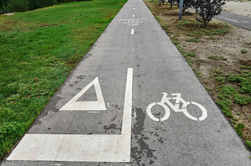Obraz premium Green urban park bicycle lane