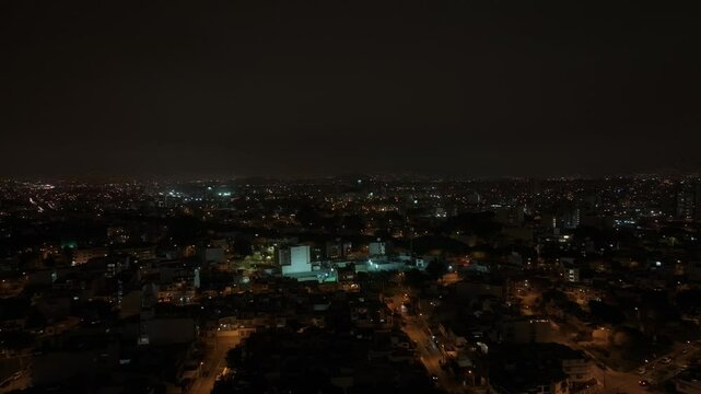 Vistas nocturnas a&eacute;reas en la parte sur de la ciudad de Lima