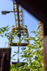 stara żółta suwnica dźwig obok przemysłowa lampa  © DP.REPORT