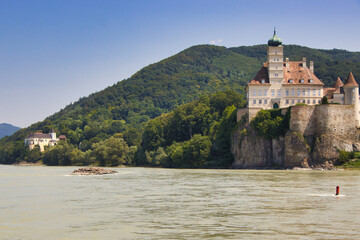 Obraz premium Schloss Schönbühel an der Donau- Aufnahme vom Fluss- Österreich