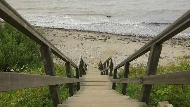 Treppe zur Ostsee an der Steilk&uuml;ste mit Wellen an der K&uuml;ste.