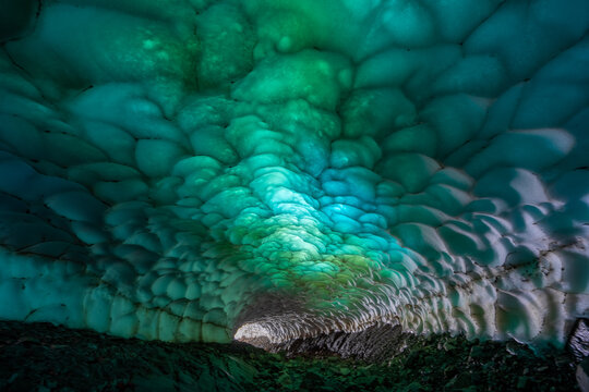 Tuneles de hielo de El Cerro La Torta en Chubut, Patagonia Argentina