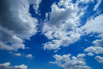 広い大空に漂う白い雲