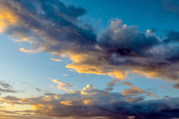 Formazione nuvolosa cumulonembo al tramonto